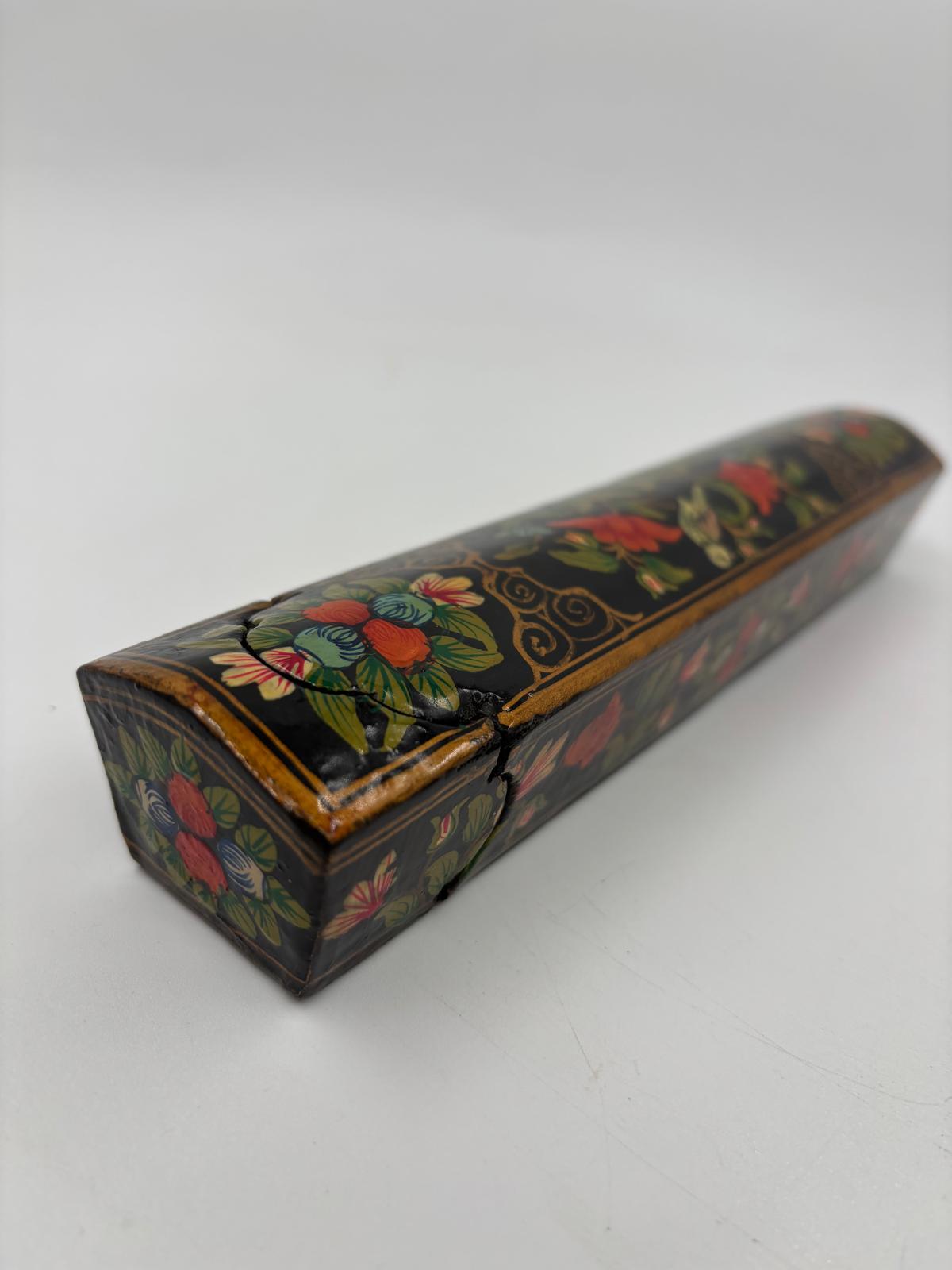 Vintage Dose aus Papiermaché schwarz lackiert mit Blumen und Vögeln