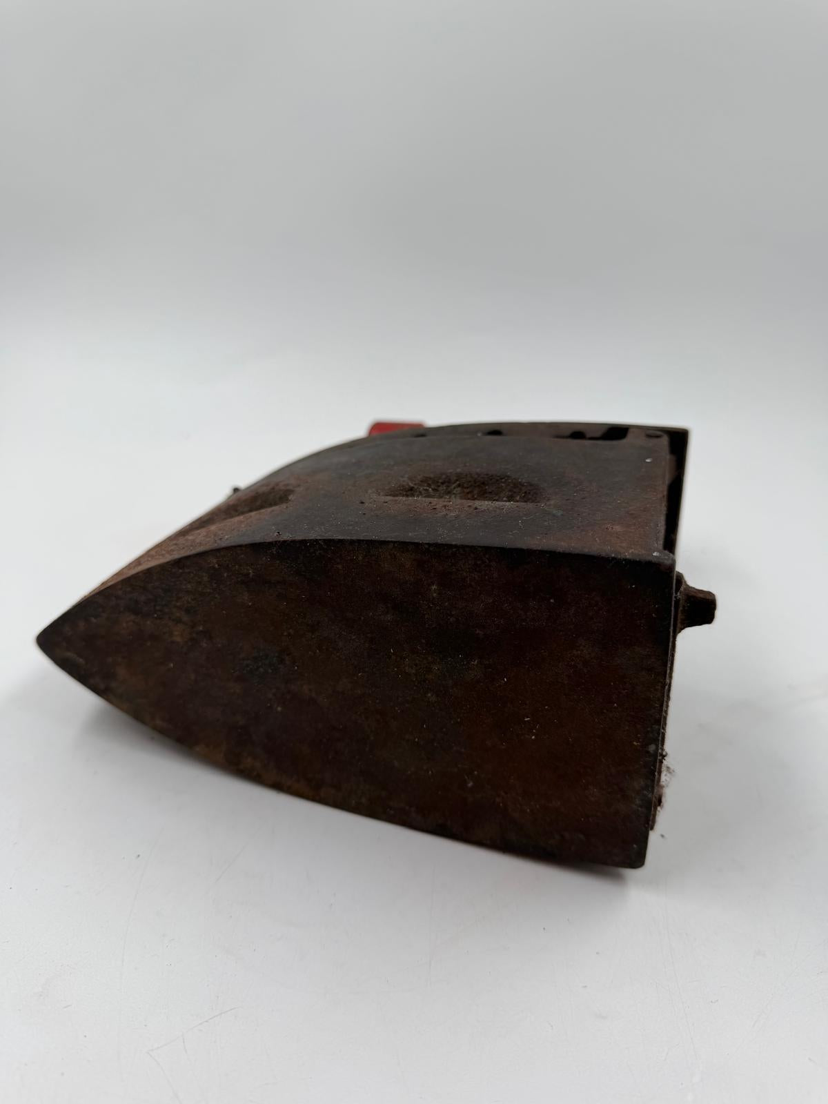 Vintage Bügeleisen aus Gusseisen mit Holzgriff als Wanddekoration