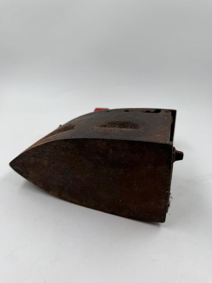 Vintage Bügeleisen aus Gusseisen mit Holzgriff als Wanddekoration