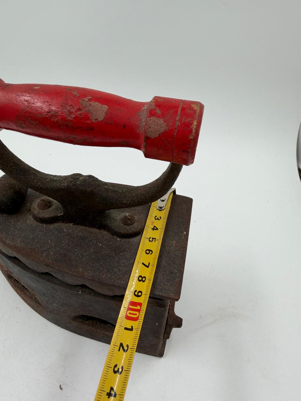 Vintage Bügeleisen aus Gusseisen mit Holzgriff als Wanddekoration