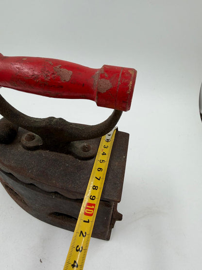 Vintage Bügeleisen aus Gusseisen mit Holzgriff als Wanddekoration
