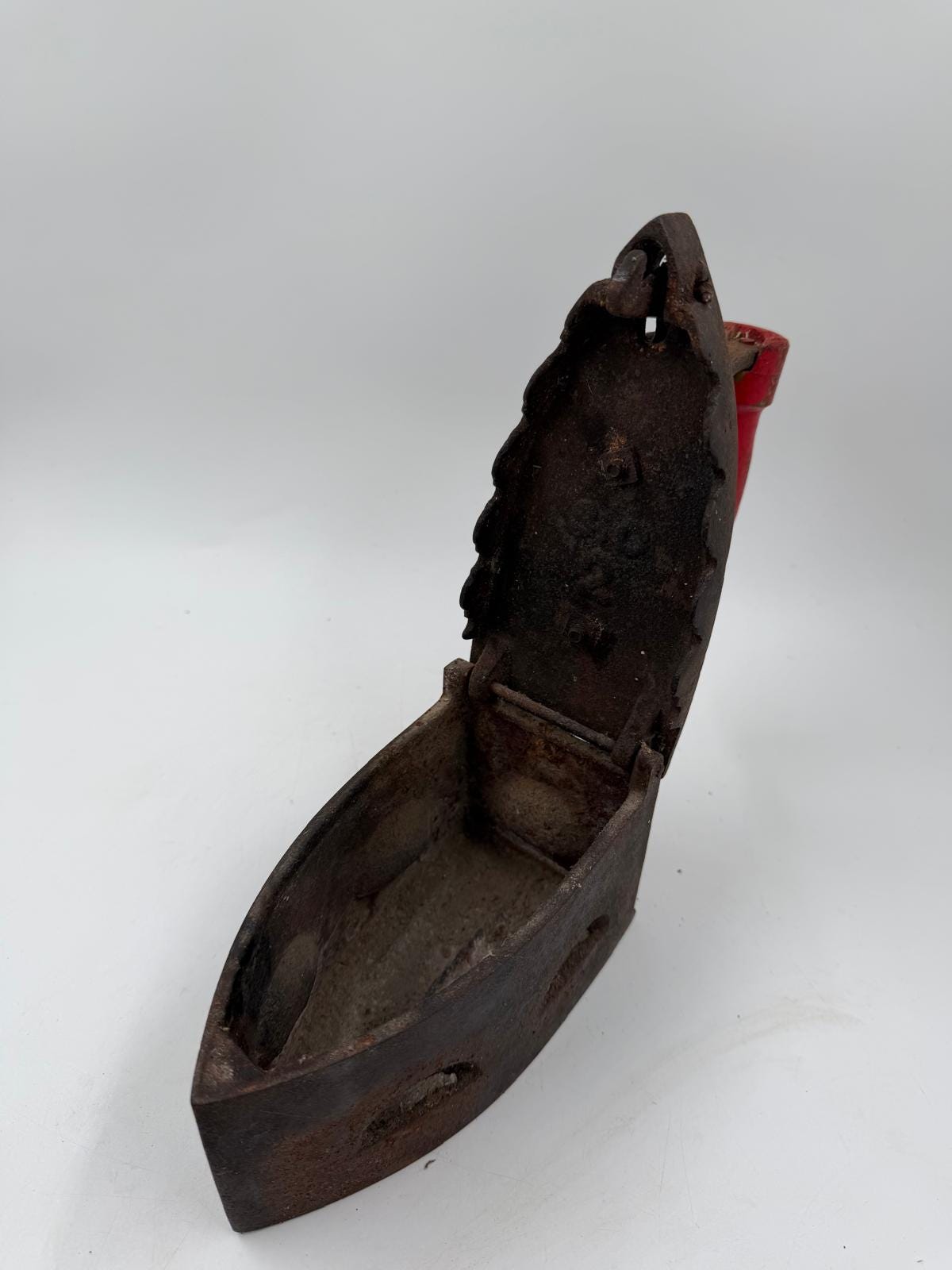Vintage Bügeleisen aus Gusseisen mit Holzgriff als Wanddekoration