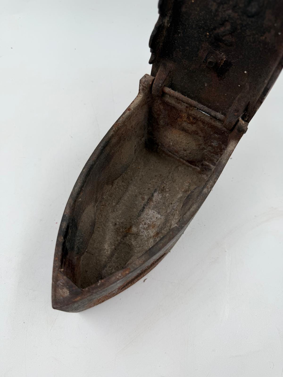 Vintage Bügeleisen aus Gusseisen mit Holzgriff als Wanddekoration