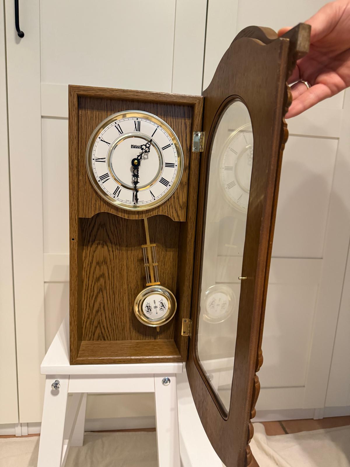 Vintage Wanduhr von Mebus mit Pendel im Holzgehäuse und Glasfront