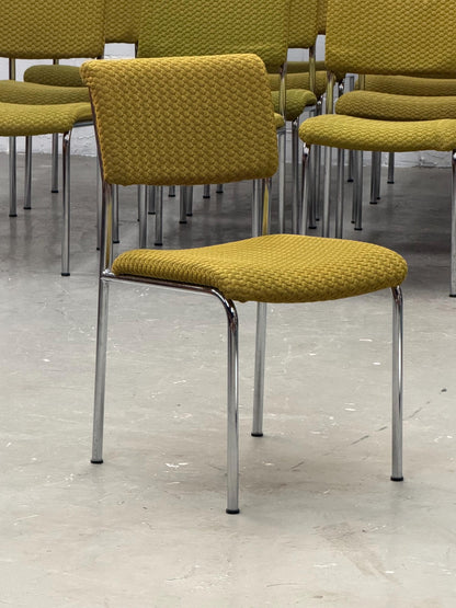 Vintage Esszimmerstuhl mit Chromgestell und strukturiertem senffarbenem Polsterstoff