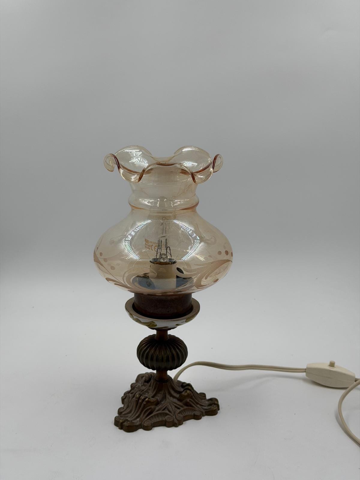 Vintage Tischlampe Messinggussfuß Glasschirm mit Dekor und Kabel mit Schnurschalter