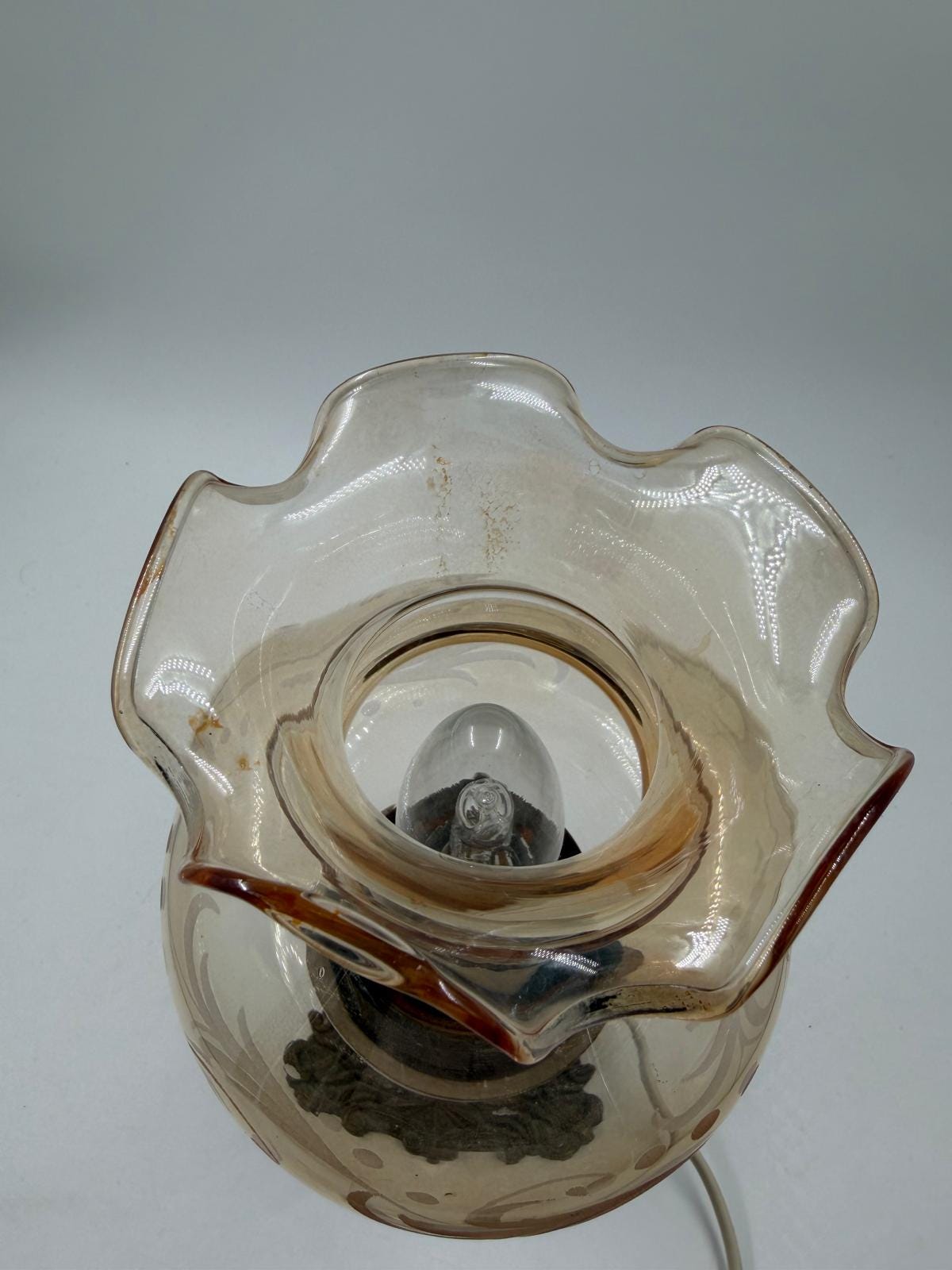 Vintage Tischlampe Messinggussfuß Glasschirm mit Dekor und Kabel mit Schnurschalter