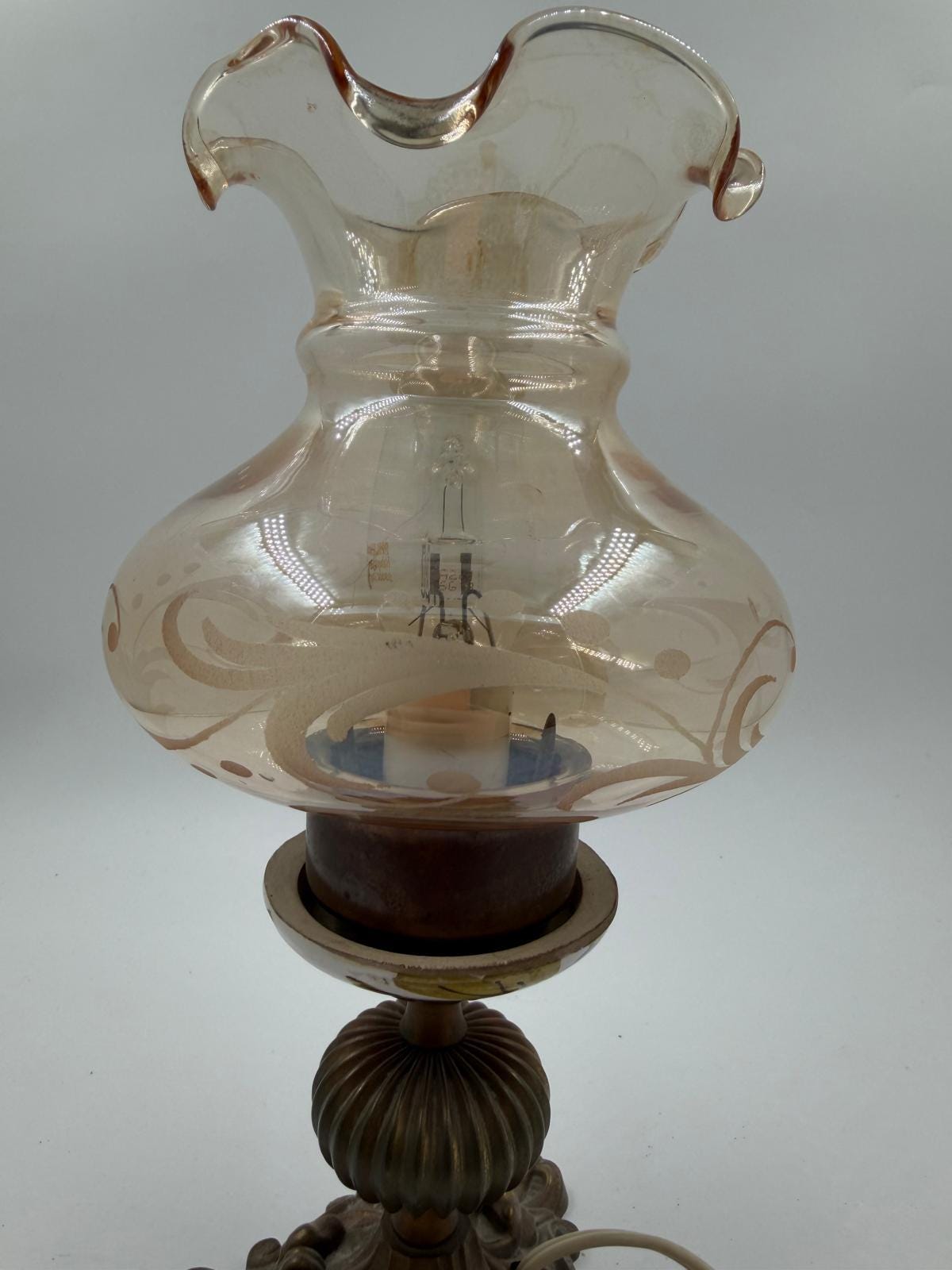 Vintage Tischlampe Messinggussfuß Glasschirm mit Dekor und Kabel mit Schnurschalter