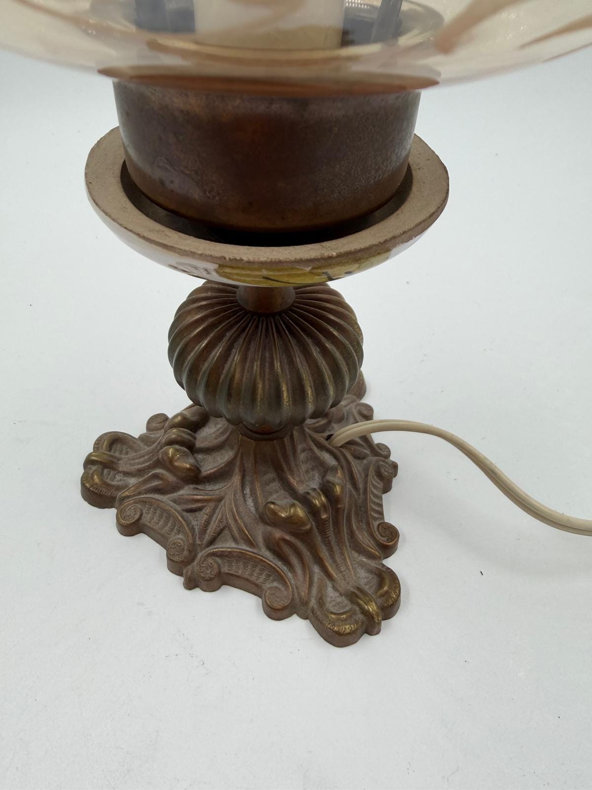 Vintage Tischlampe Messinggussfuß Glasschirm mit Dekor und Kabel mit Schnurschalter