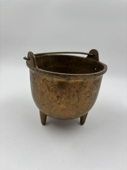 Vintage Kessel aus Messingguss mit starker Patina und Henkel