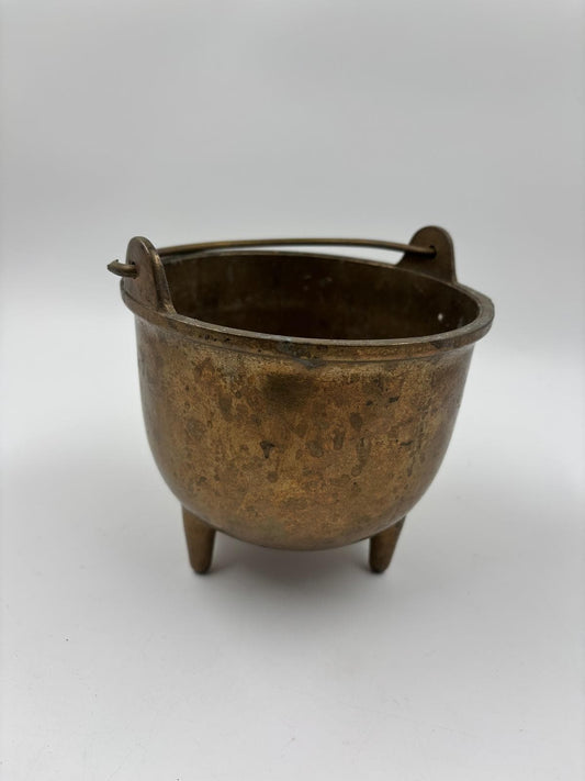 Vintage Kessel aus Messingguss mit starker Patina und Henkel