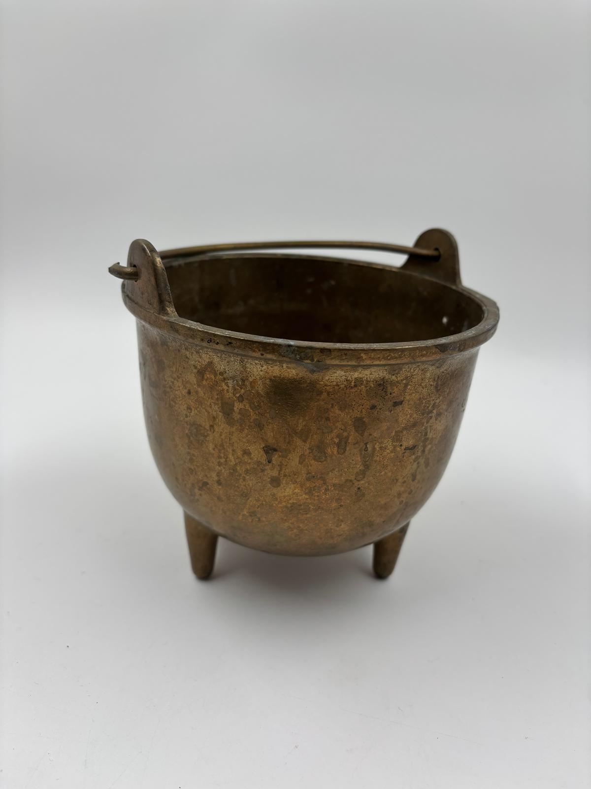 Vintage Kessel aus Messingguss mit starker Patina und Henkel