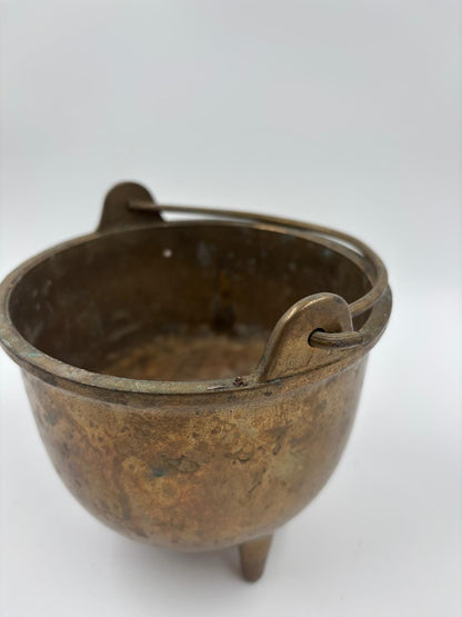 Vintage Kessel aus Messingguss mit starker Patina und Henkel