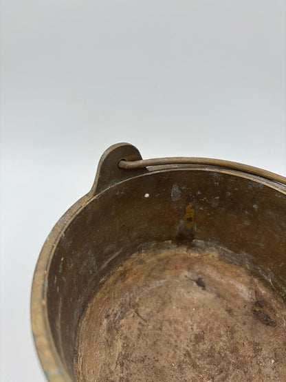 Vintage Kessel aus Messingguss mit starker Patina und Henkel