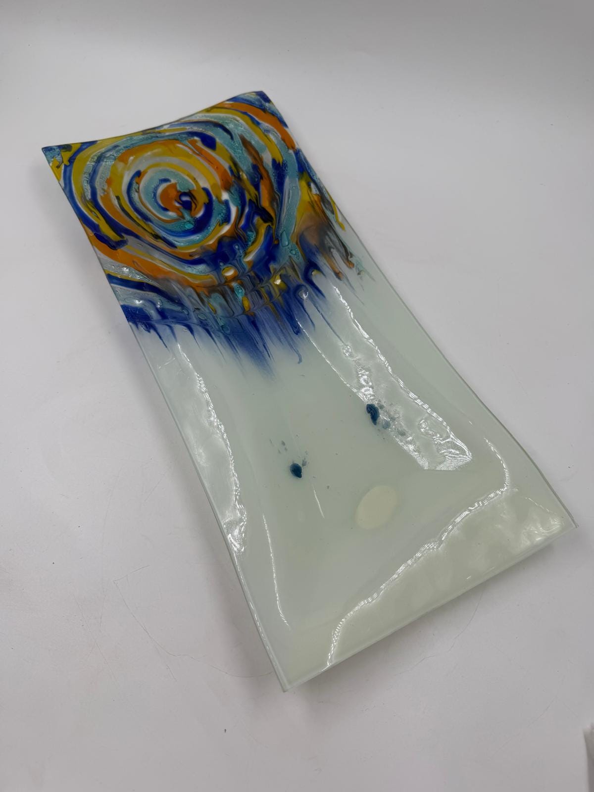 Vintage Glasplatte rechteckig mit abstraktem Spiraldekor in Blau und Orange
