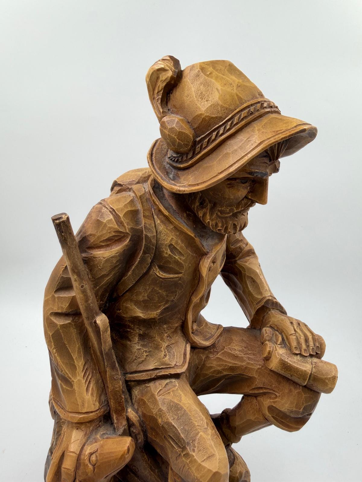Vintage Holzfigur Bauer mit Korb und Hut handgeschnitzt, groß