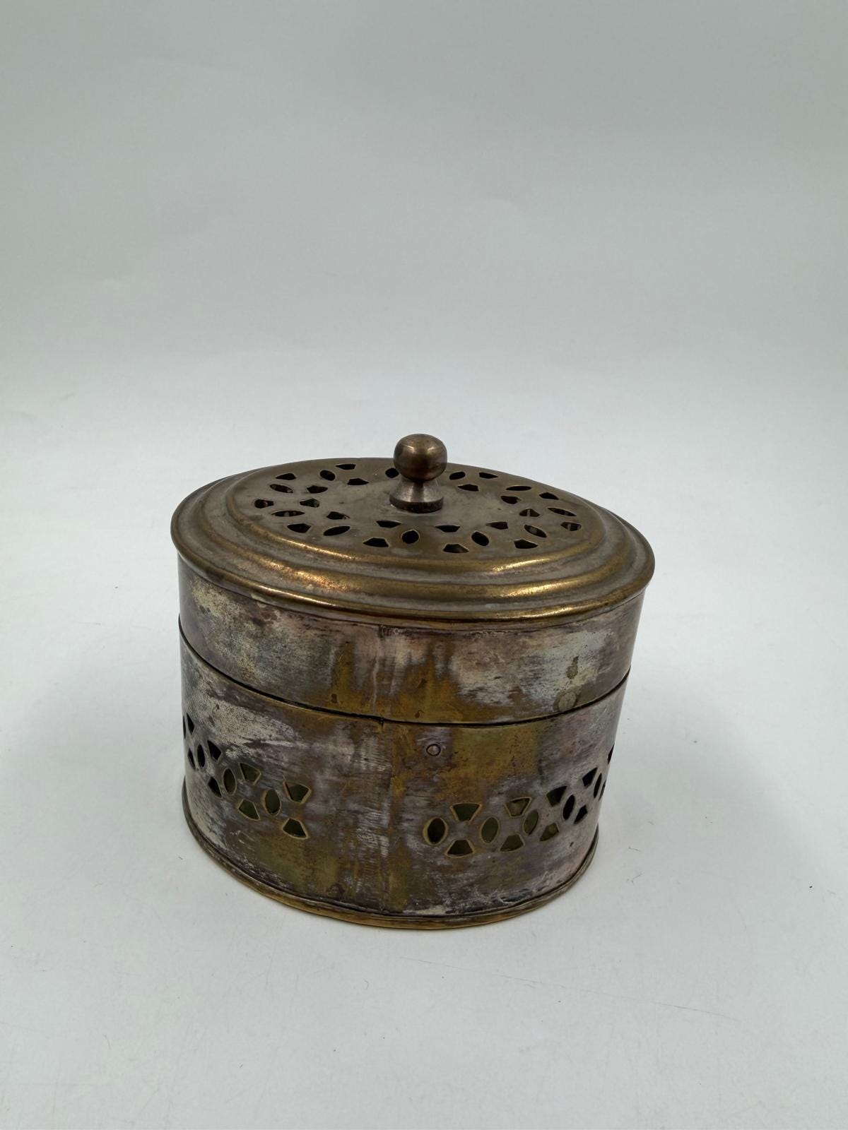Vintage Dose Cricket Box aus Messing mit durchbrochenem Deckel, oval