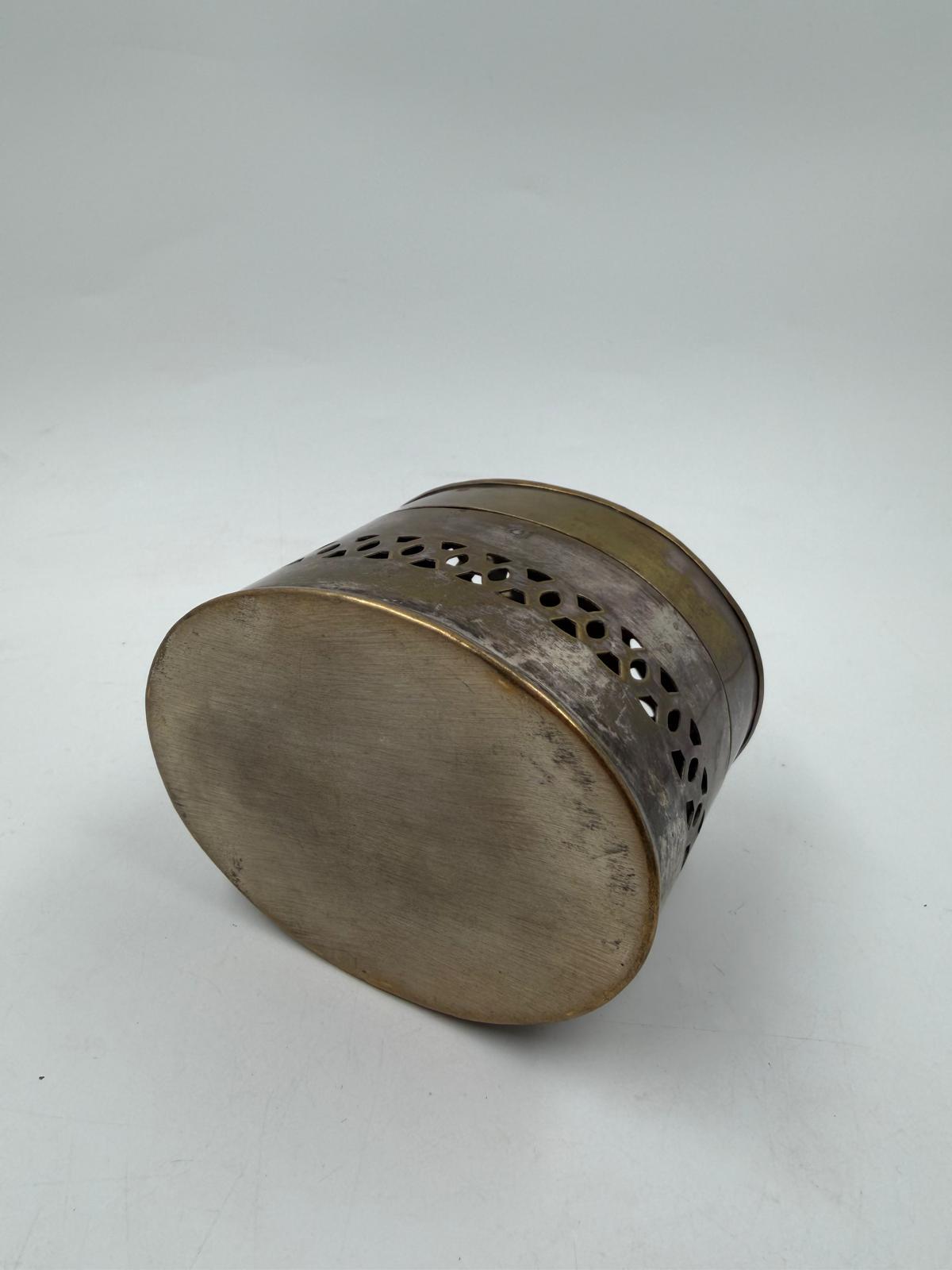 Vintage Dose Cricket Box aus Messing mit durchbrochenem Deckel, oval