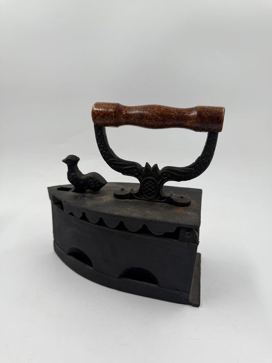 Vintage Bügeleisen mit Hahn-Figur aus Gusseisen und Holz als Wanddekoration