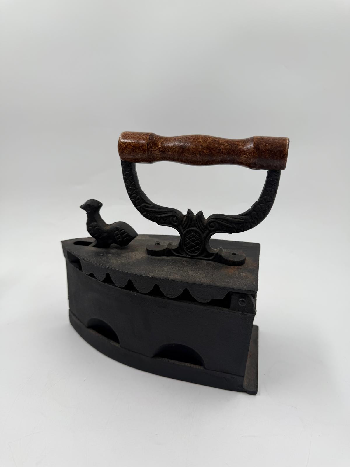 Vintage Bügeleisen mit Hahn-Figur aus Gusseisen und Holz als Wanddekoration