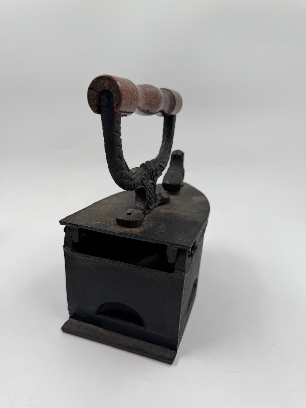 Vintage Bügeleisen mit Hahn-Figur aus Gusseisen und Holz als Wanddekoration