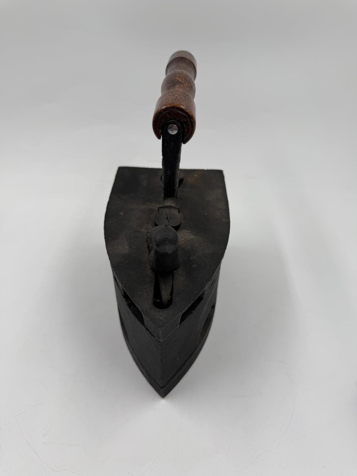 Vintage Bügeleisen mit Hahn-Figur aus Gusseisen und Holz als Wanddekoration