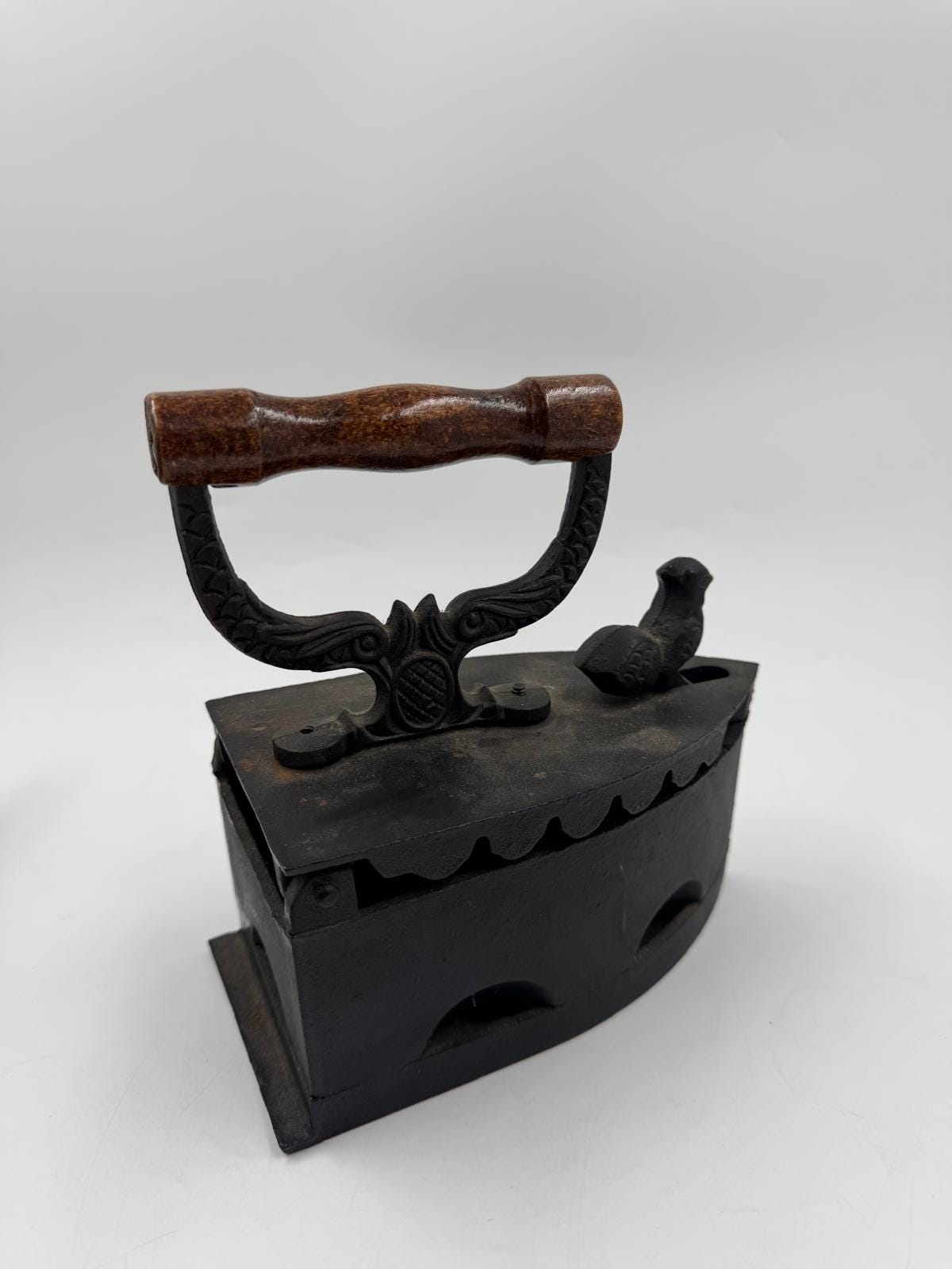 Vintage Bügeleisen mit Hahn-Figur aus Gusseisen und Holz als Wanddekoration