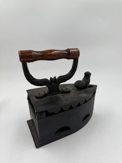 Vintage Bügeleisen mit Hahn-Figur aus Gusseisen und Holz als Wanddekoration