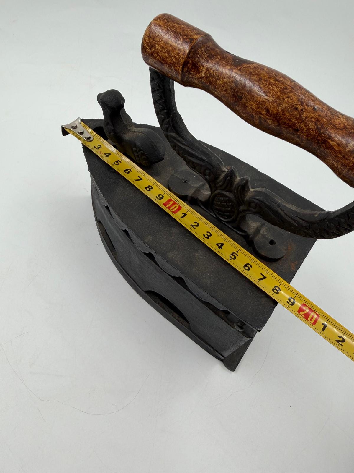 Vintage Bügeleisen aus Gusseisen mit Hahn-Figur und Holzgriff, Patina