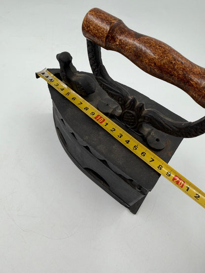 Vintage Bügeleisen aus Gusseisen mit Hahn-Figur und Holzgriff, Patina