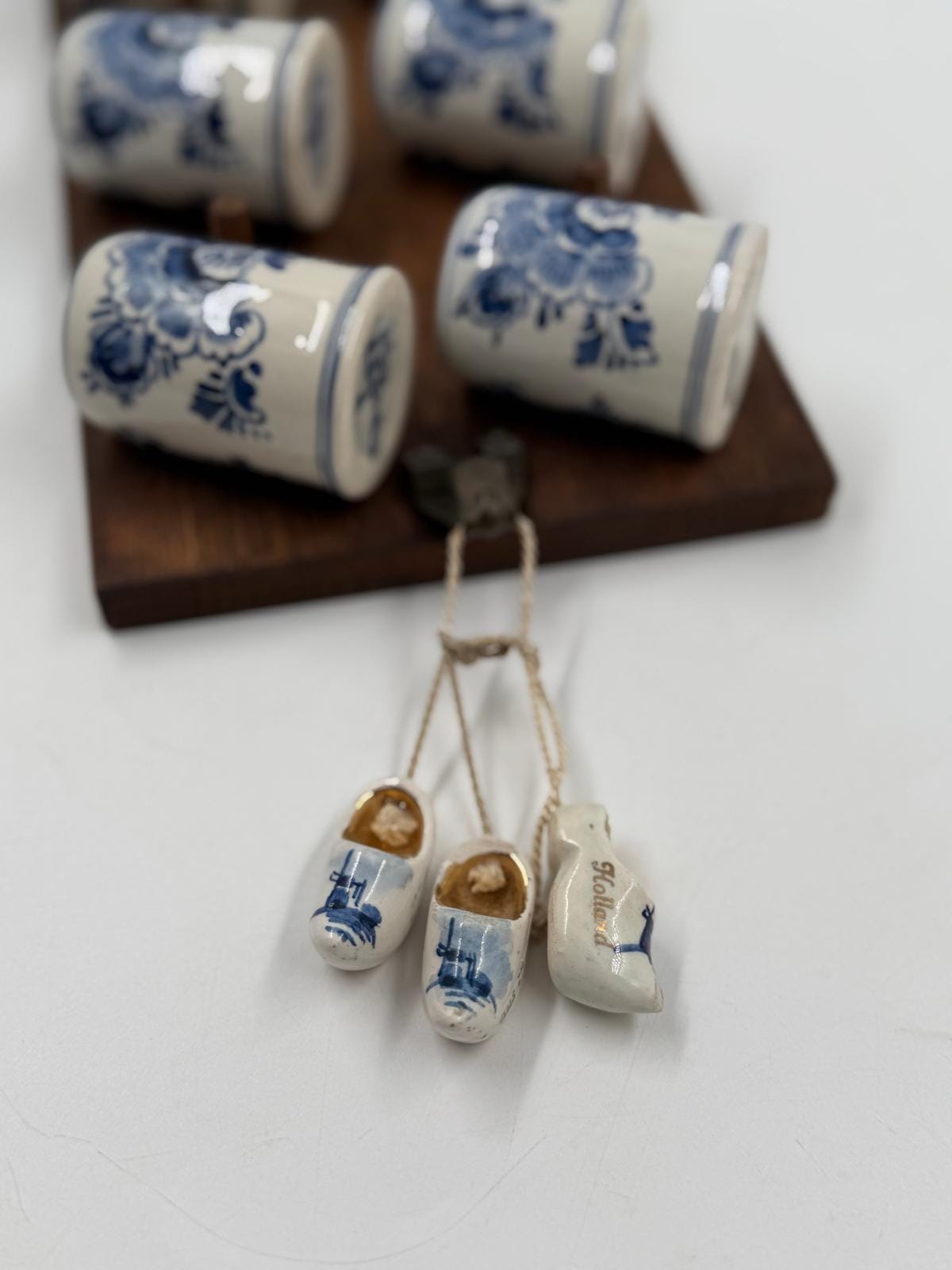 Vintage Wanddekoration Delft Blau Pyramide mit Mini-Tassen und Klompen aus Holz
