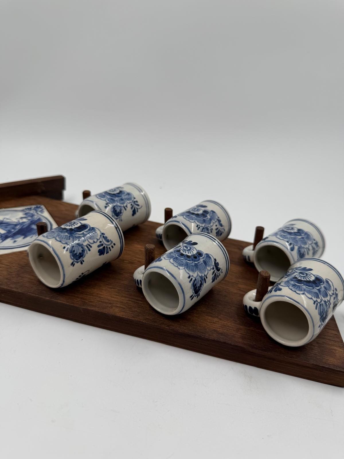 Vintage Wanddekoration Delft Blau Pyramide mit Mini-Tassen und Klompen aus Holz