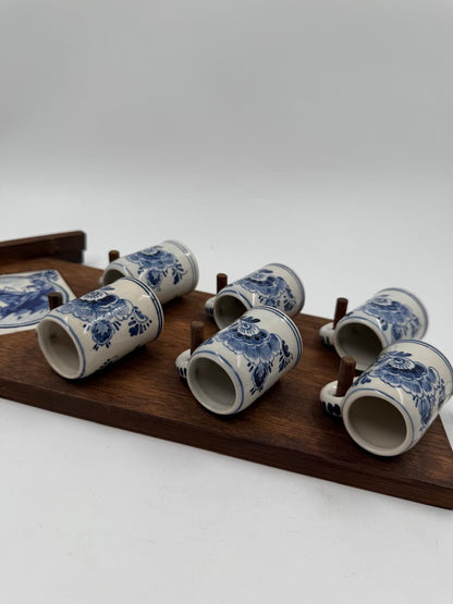 Vintage Wanddekoration Delft Blau Pyramide mit Mini-Tassen und Klompen aus Holz