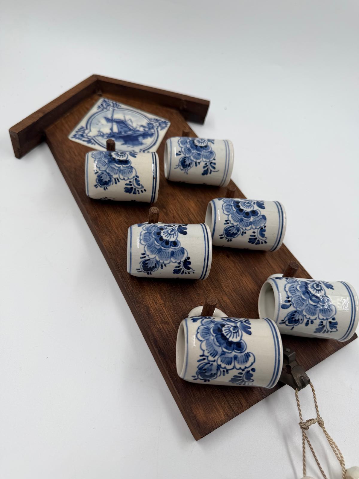 Vintage Wanddekoration Delft Blau Pyramide mit Mini-Tassen und Klompen aus Holz