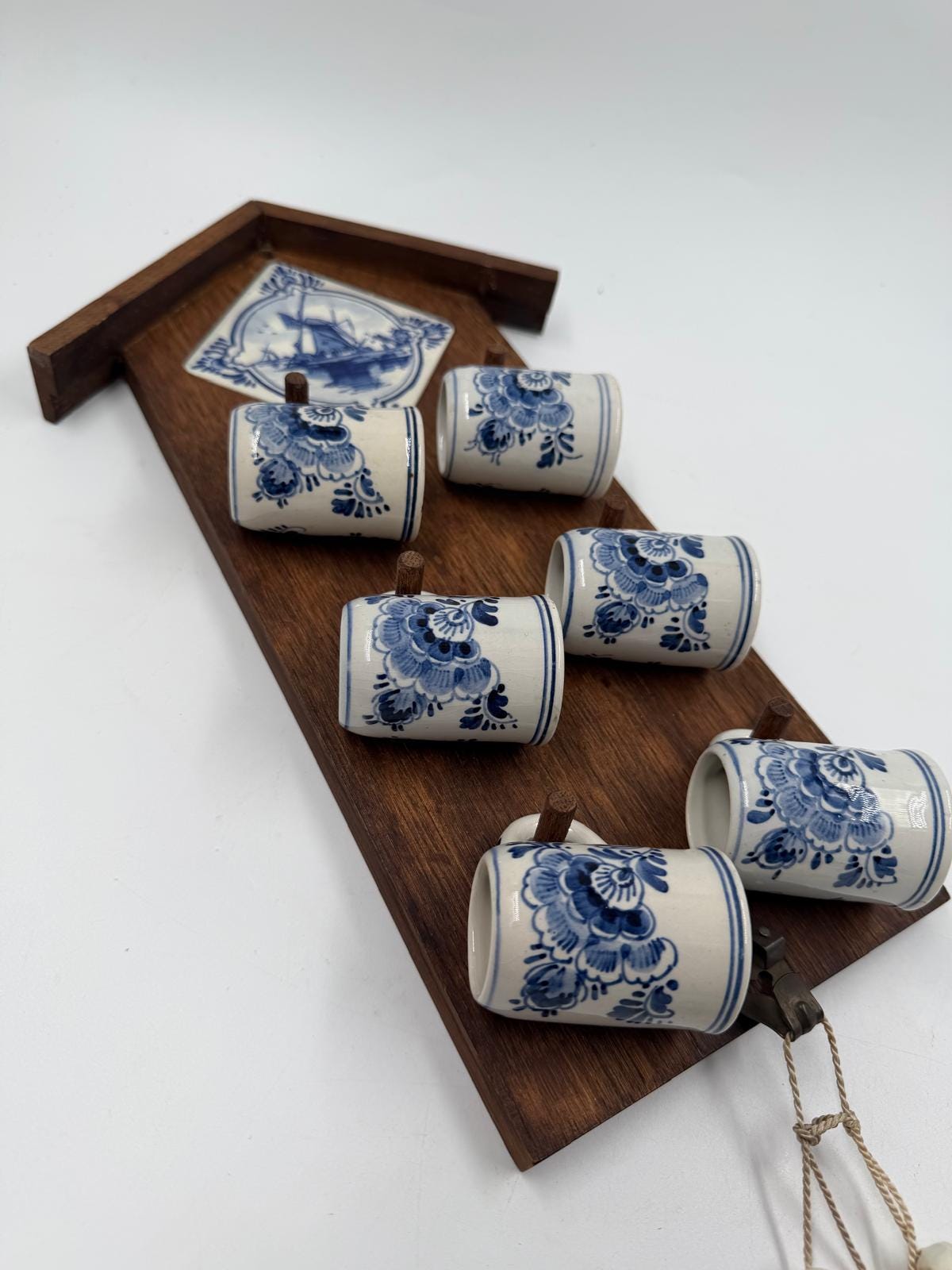 Vintage Wanddekoration Delft Blau Pyramide mit Mini-Tassen und Klompen aus Holz