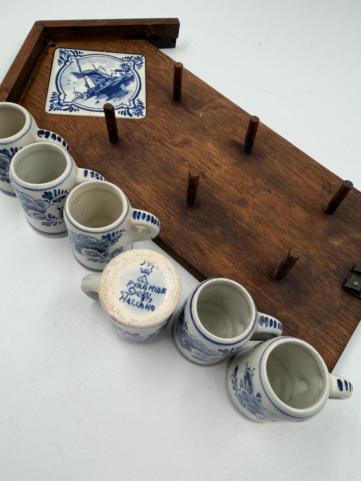 Vintage Wanddekoration Delft Blau Pyramide mit Mini-Tassen und Klompen aus Holz