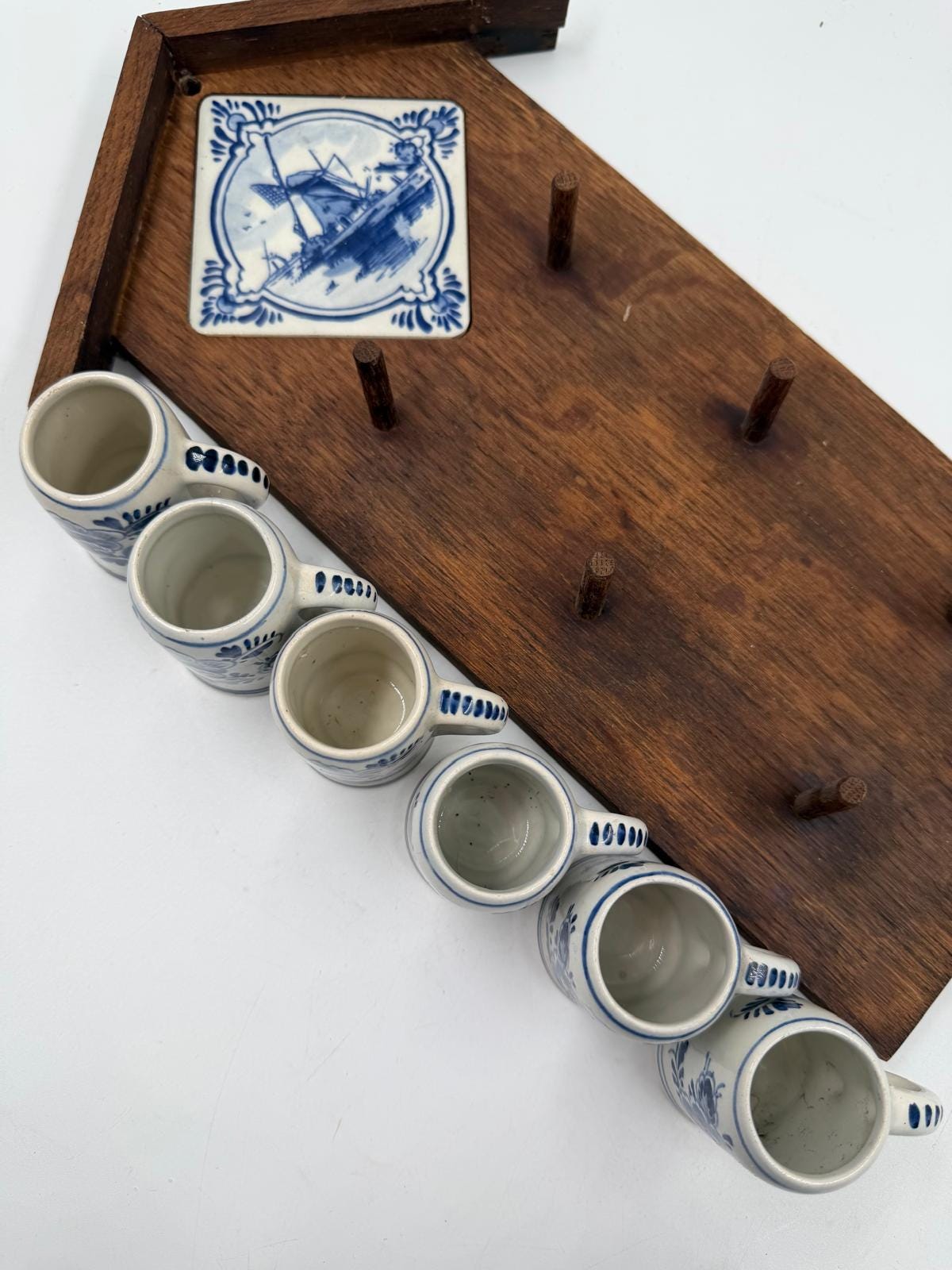 Vintage Wanddekoration Delft Blau Pyramide mit Mini-Tassen und Klompen aus Holz