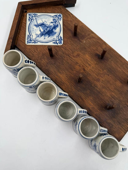 Vintage Wanddekoration Delft Blau Pyramide mit Mini-Tassen und Klompen aus Holz