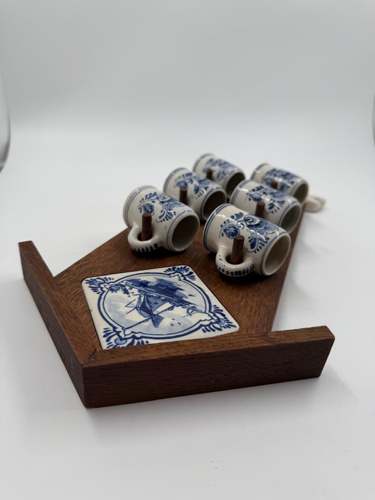 Vintage Wanddekoration Delft Blau Pyramide mit Mini-Tassen und Klompen aus Holz