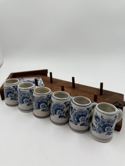 Vintage Wanddekoration Delft Blau Pyramide mit Mini-Tassen und Klompen aus Holz