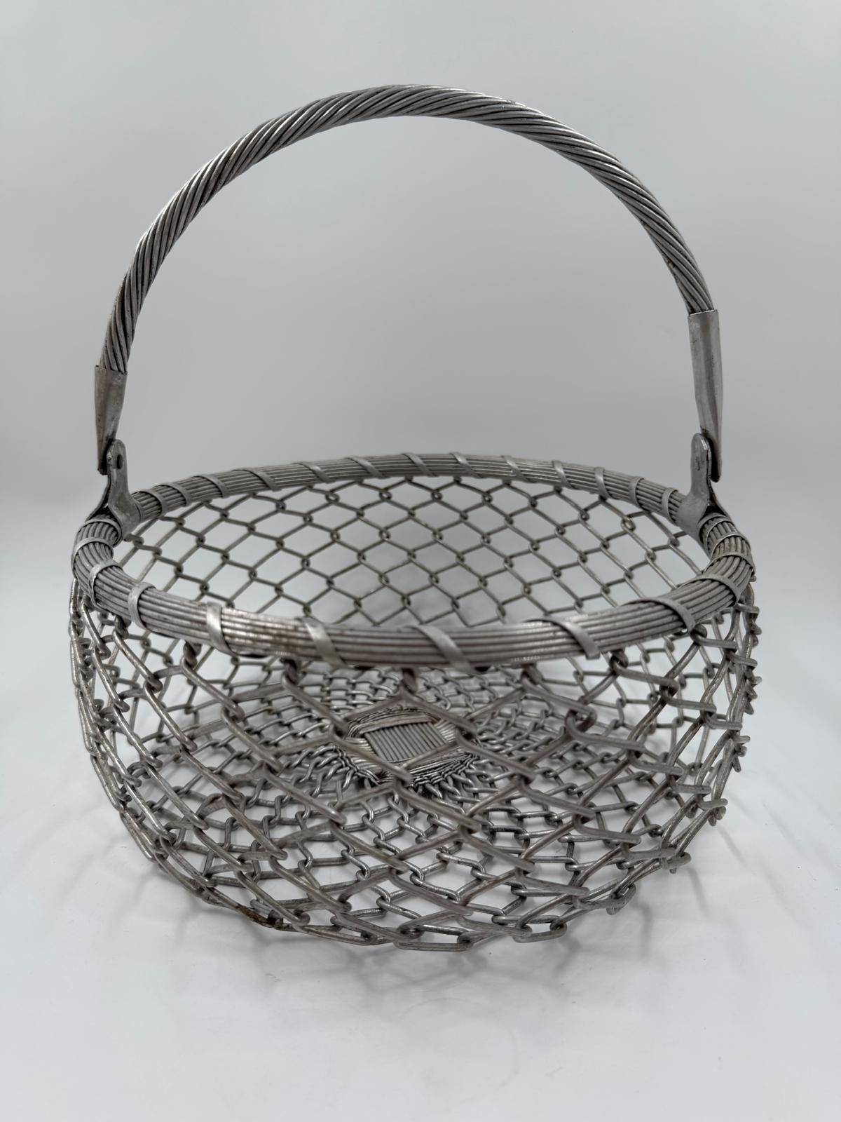 Vintage Wanddekoration Metallkorb Aluminium von Handemacht