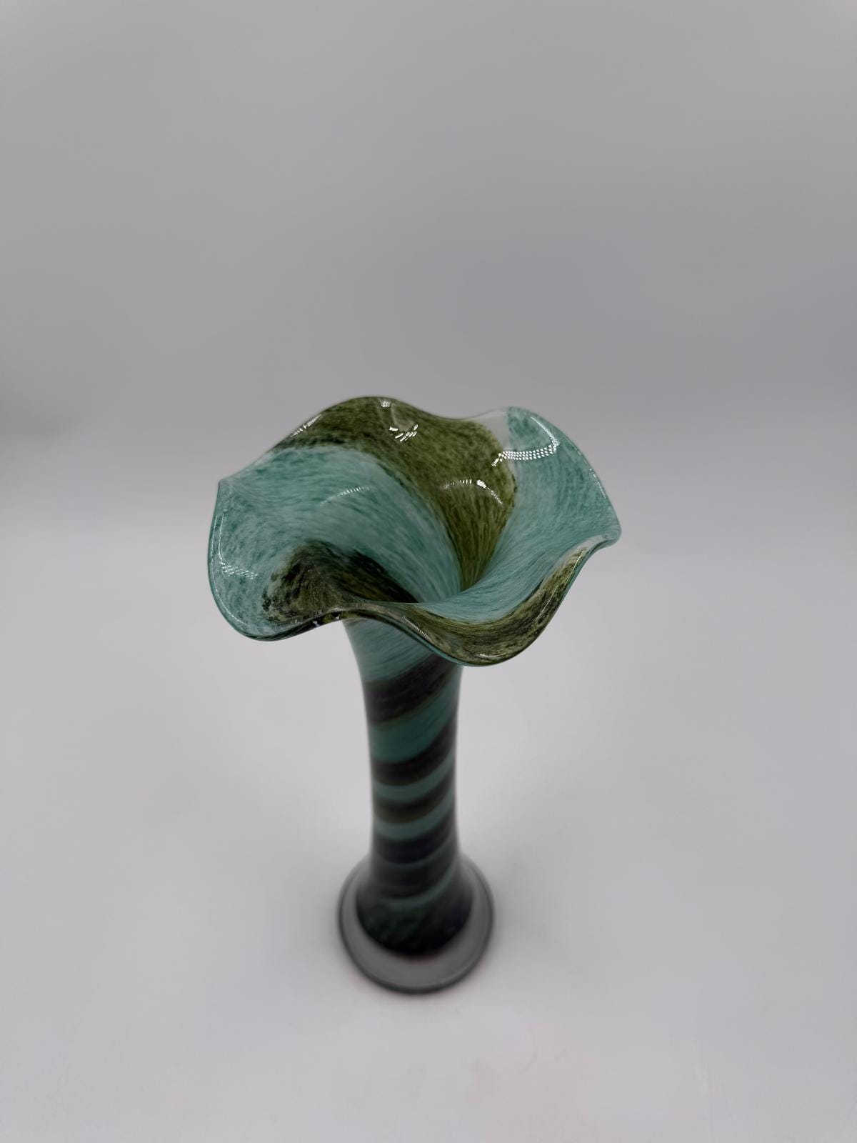 Vintage Vase Murano Glas grün türkis gedrehtes Streifenmuster welliger Rand