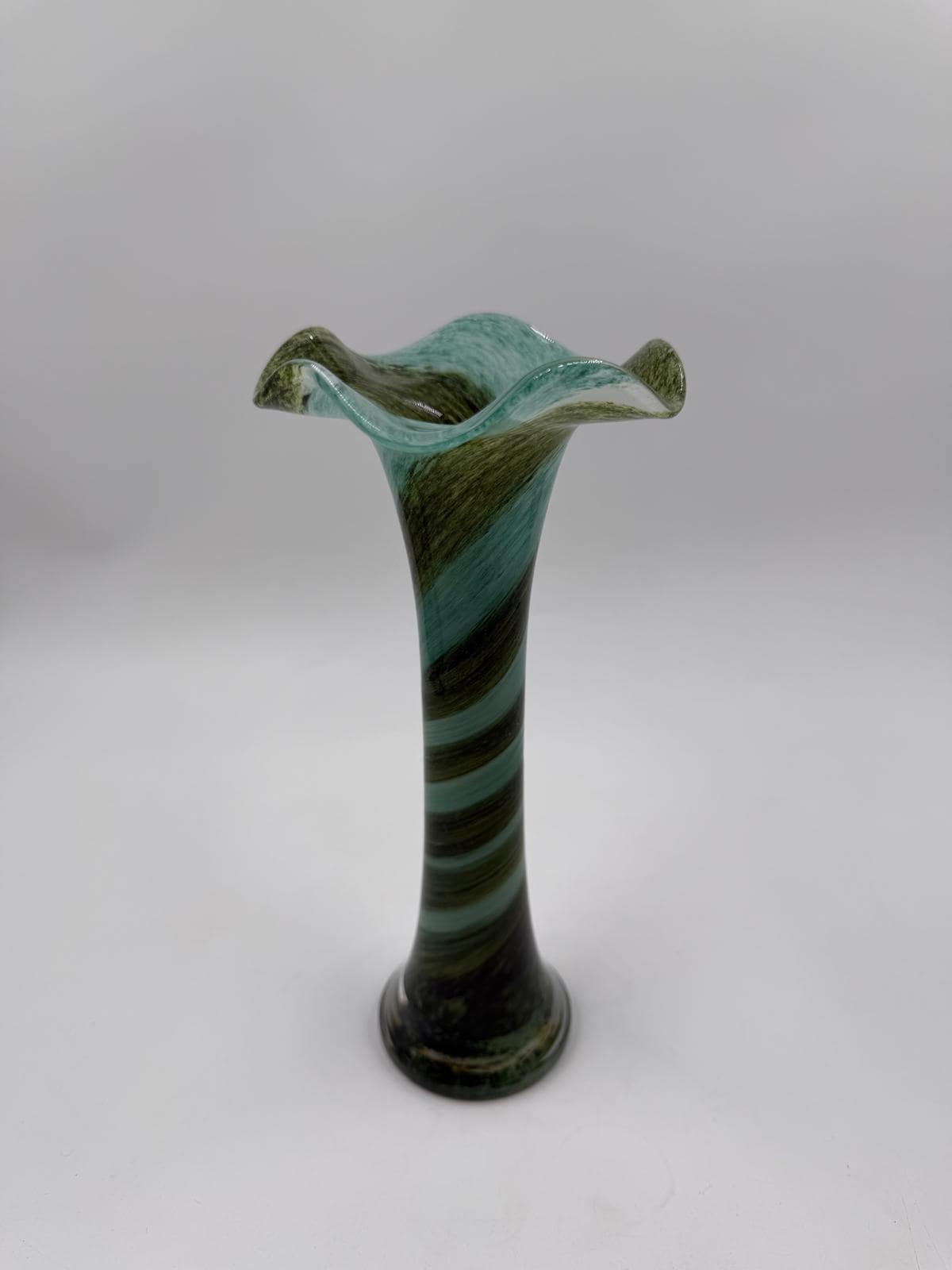 Vintage Vase Murano Glas grün türkis gedrehtes Streifenmuster welliger Rand