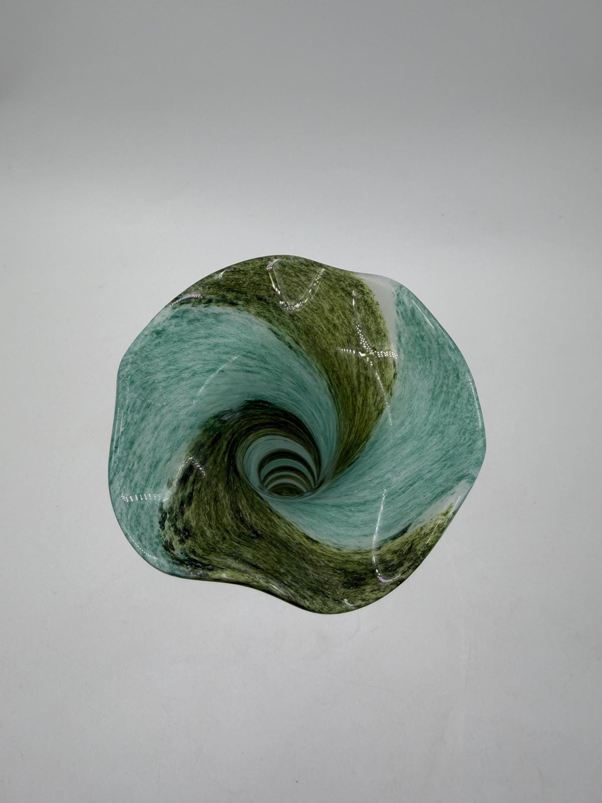 Vintage Vase Murano Glas grün türkis gedrehtes Streifenmuster welliger Rand