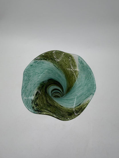 Vintage Vase Murano Glas grün türkis gedrehtes Streifenmuster welliger Rand