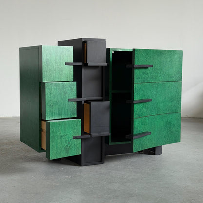 Vintage Sideboard Italienisch grün lackiert mit schwarzem Rahmen