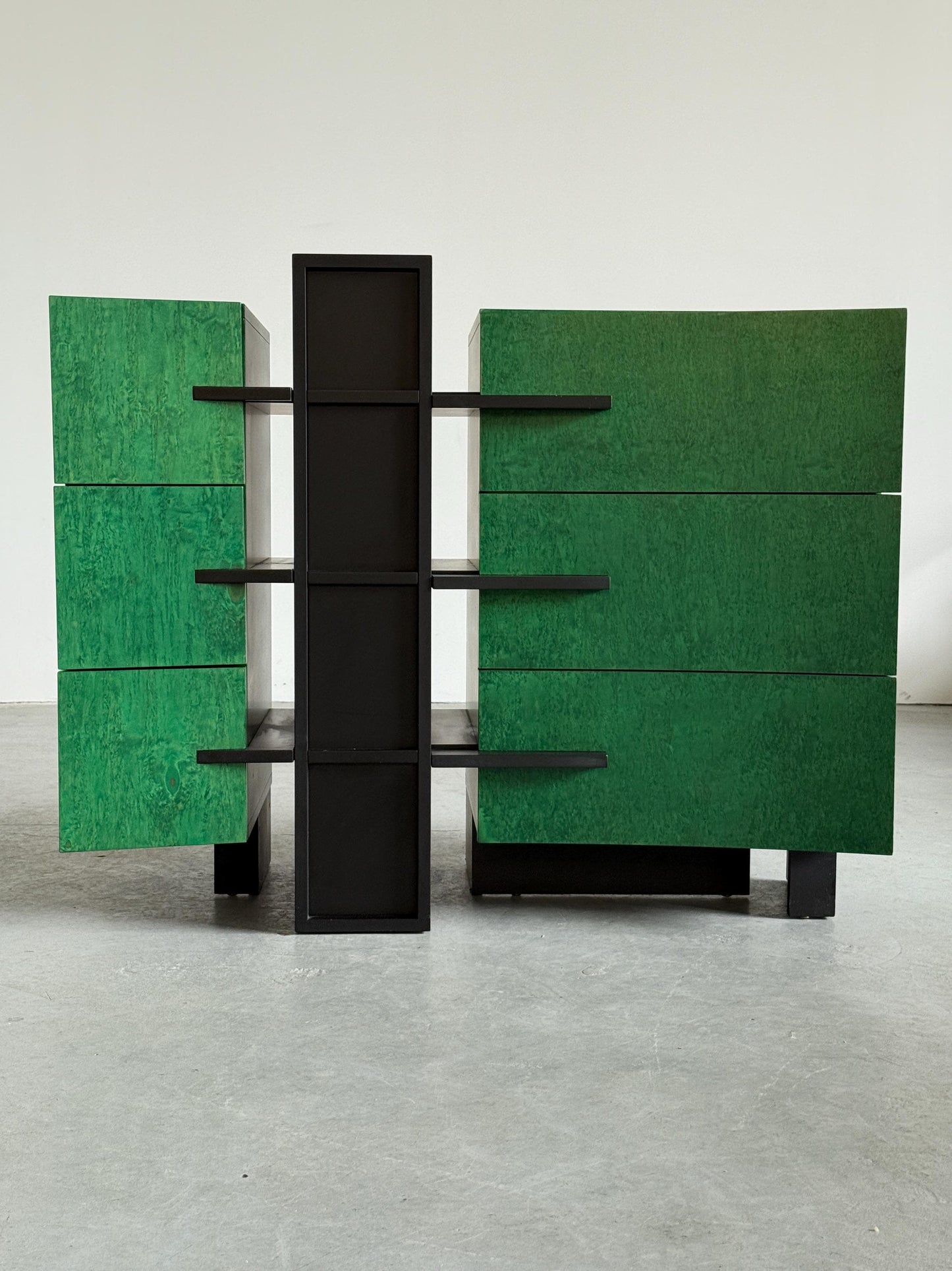 Vintage Sideboard Italienisch grün lackiert mit schwarzem Rahmen