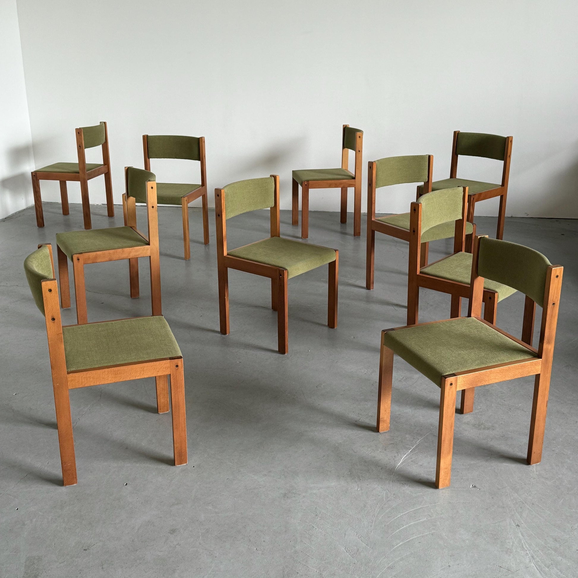 Vintage Esszimmerstuhl aus Massivholz mit grünem Bezug, Deutschland 1960er