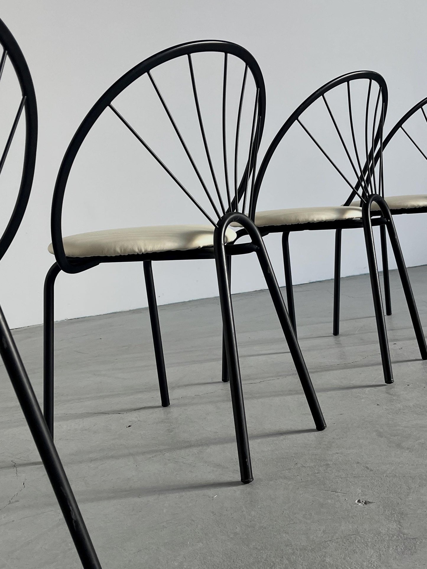 Vintage Garten- oder Esszimmerstuhl Set von 4 im Stil von Paolo Pallucco, schwarzes Metall, neu bezogen