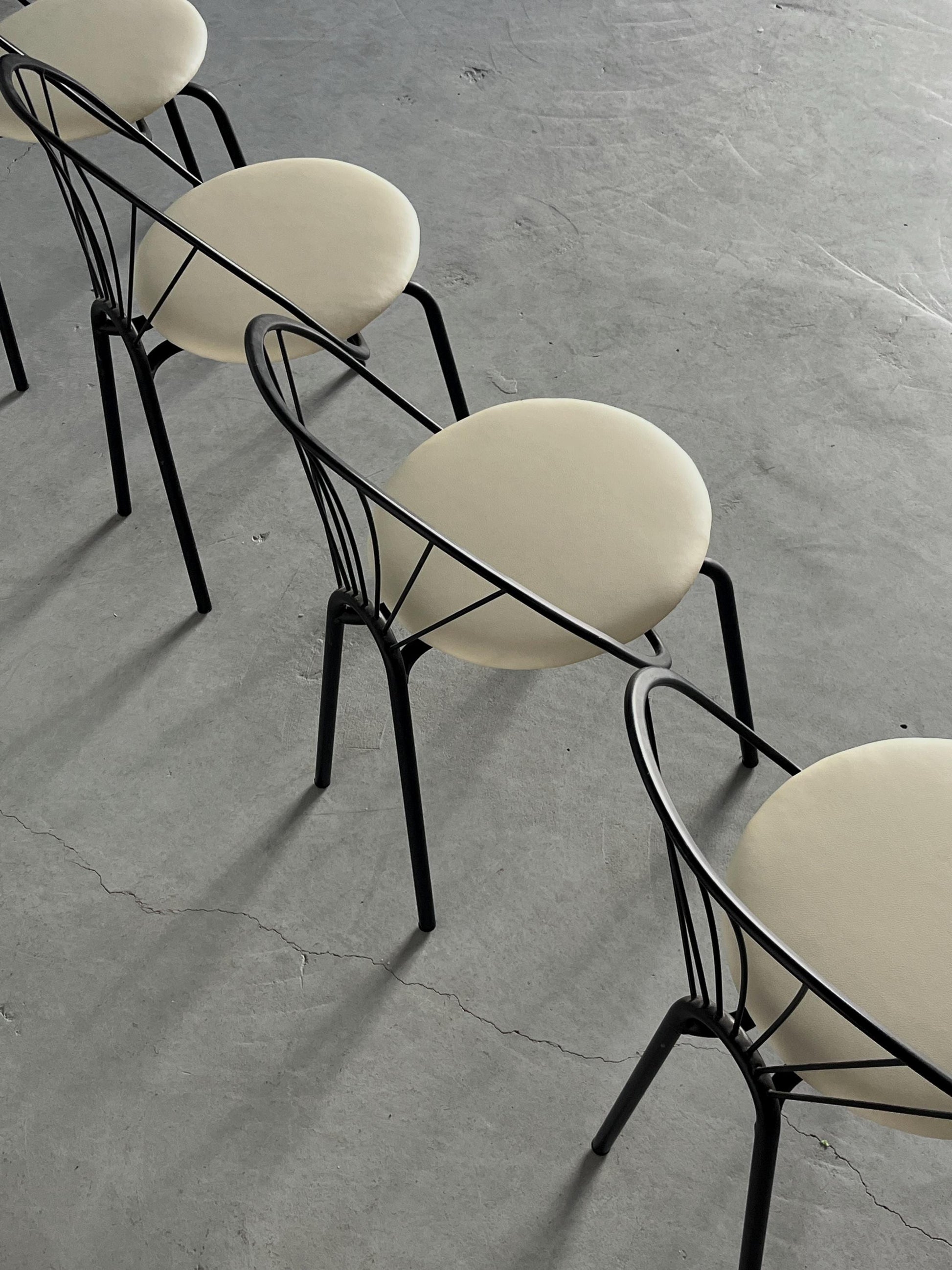 Vintage Garten- oder Esszimmerstuhl Set von 4 im Stil von Paolo Pallucco, schwarzes Metall, neu bezogen